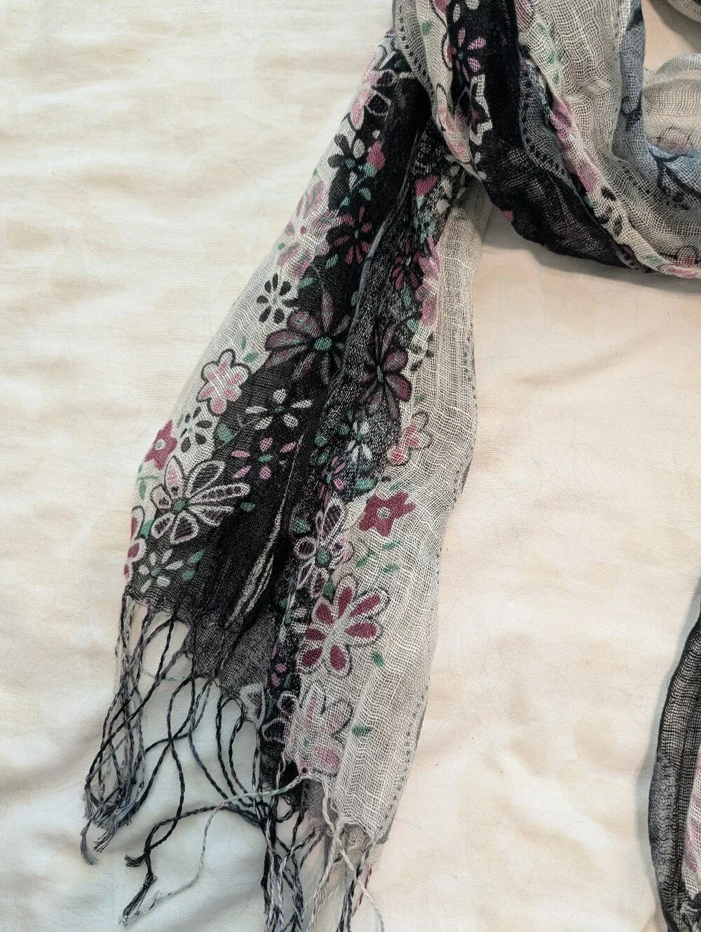 NWOT Beautiful 100% linen Floral print scarf